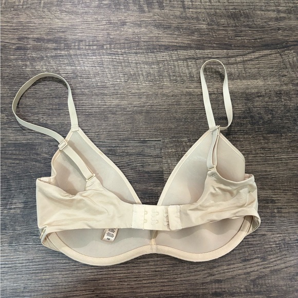 skims weightless scoop bra in sand - 34D - Picture 4 of 9